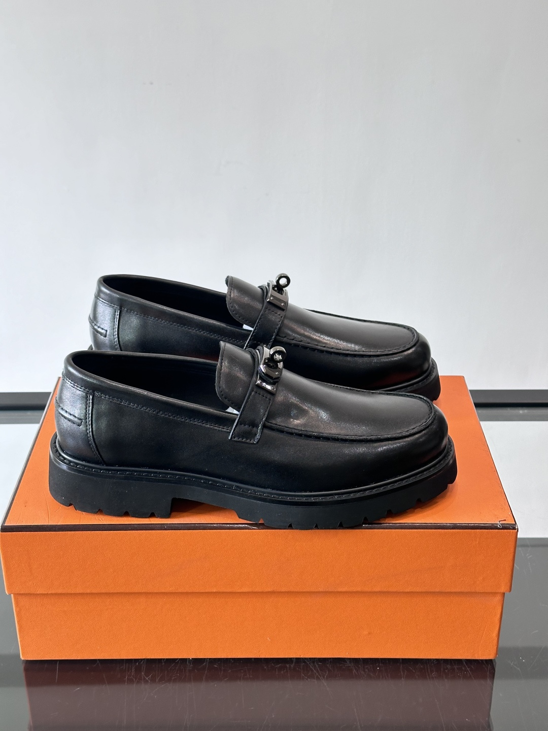 ​​👞爱马仕Icone乐福鞋，光面小牛皮+Kelly金属扣，低调又有质感✨。厚底设计轻盈舒适，意大利制造