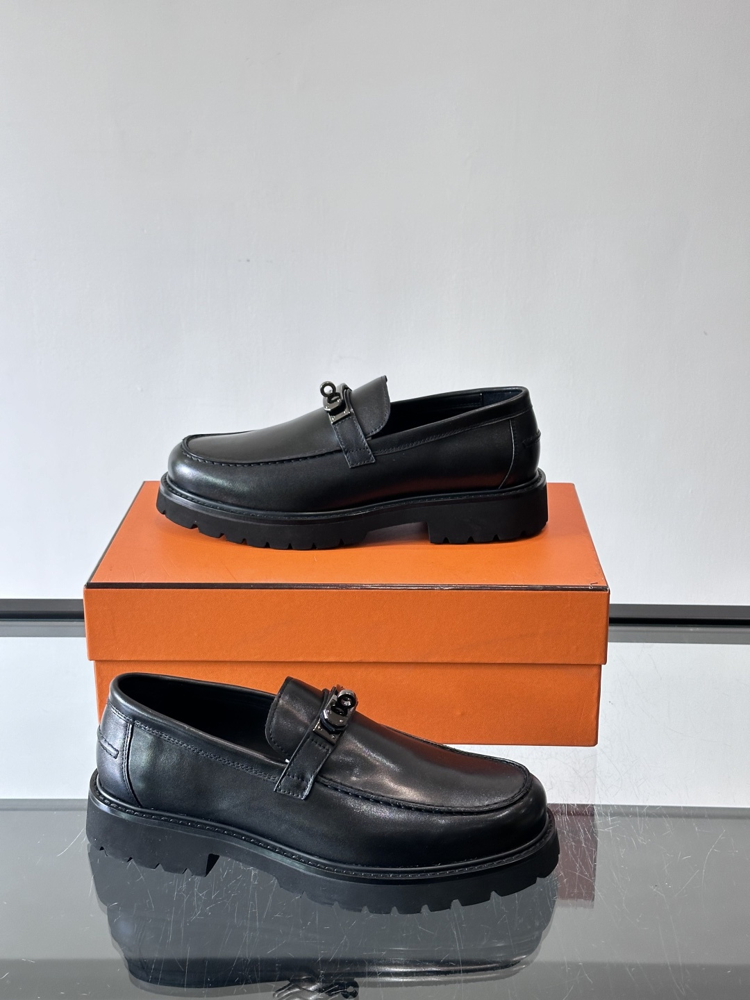 ​​👞爱马仕Icone乐福鞋，光面小牛皮+Kelly金属扣，低调又有质感✨。厚底设计轻盈舒适，意大利制造