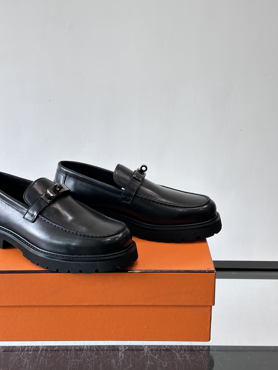 ​​👞爱马仕Icone乐福鞋，光面小牛皮+Kelly金属扣，低调又有质感✨。厚底设计轻盈舒适，意大利制造