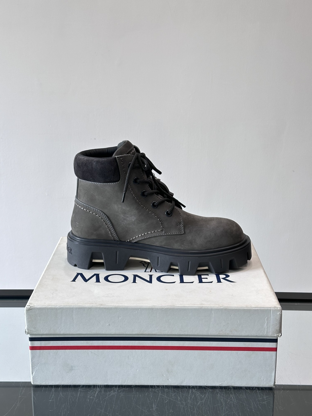 Moncler Peak City工装靴​​👢Moncler Peak City男士工装靴，采用牛皮，质