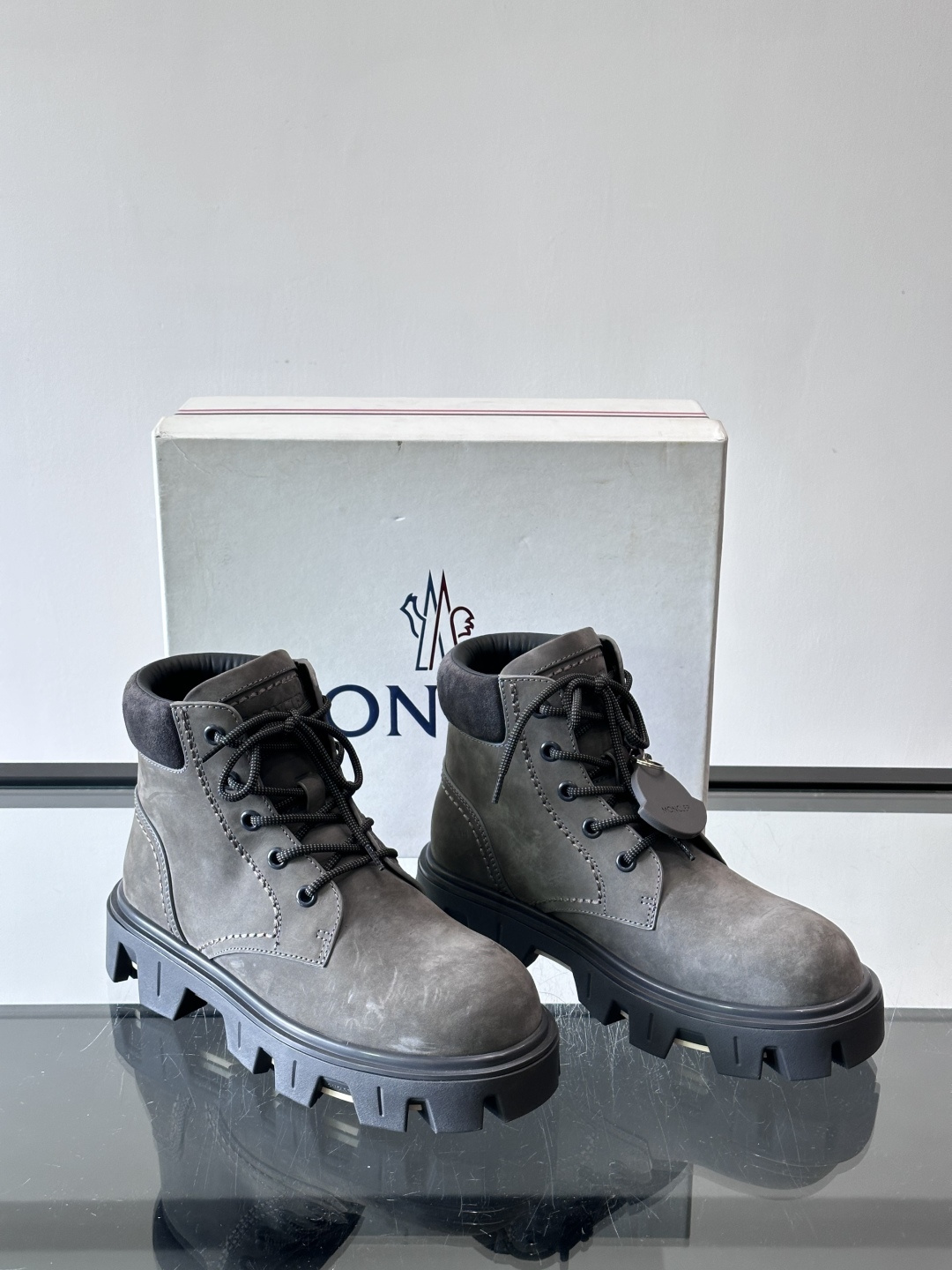 Moncler Peak City工装靴​​👢Moncler Peak City男士工装靴，采用牛皮，质