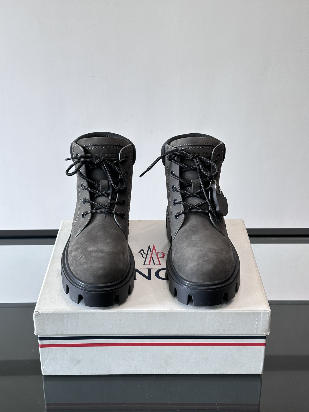 Moncler Peak City工装靴​​👢Moncler Peak City男士工装靴，采用牛皮，质