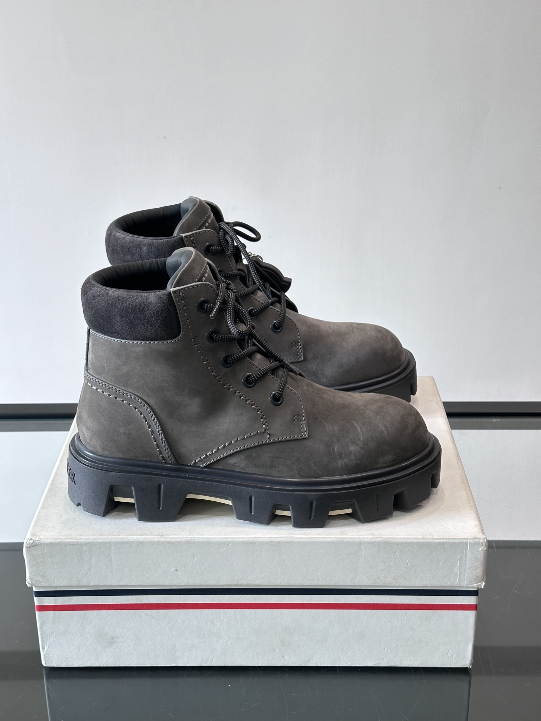 Moncler Peak City工装靴​​👢Moncler Peak City男士工装靴，采用牛皮，质