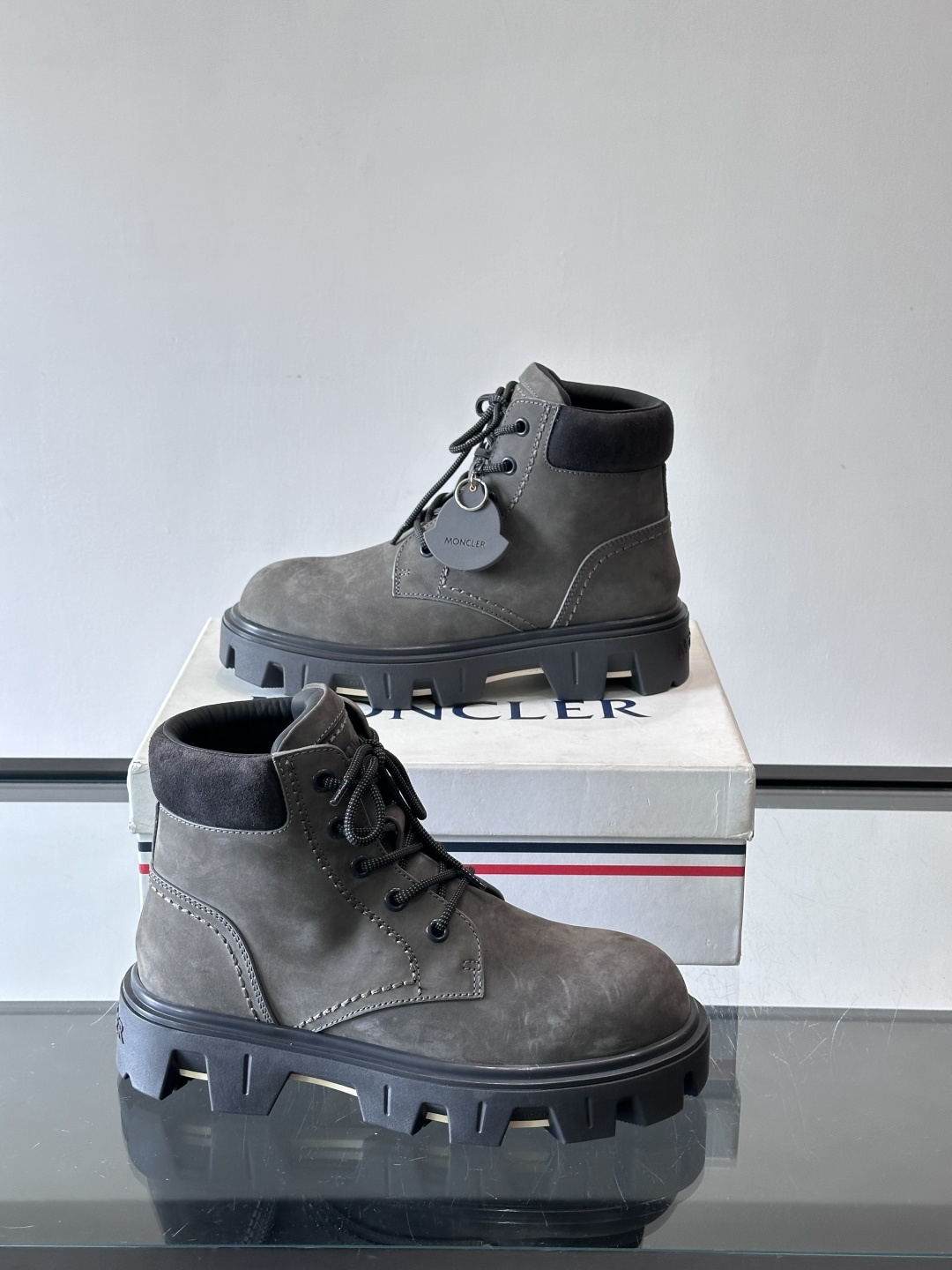 Moncler Peak City工装靴​​👢Moncler Peak City男士工装靴，采用牛皮，质