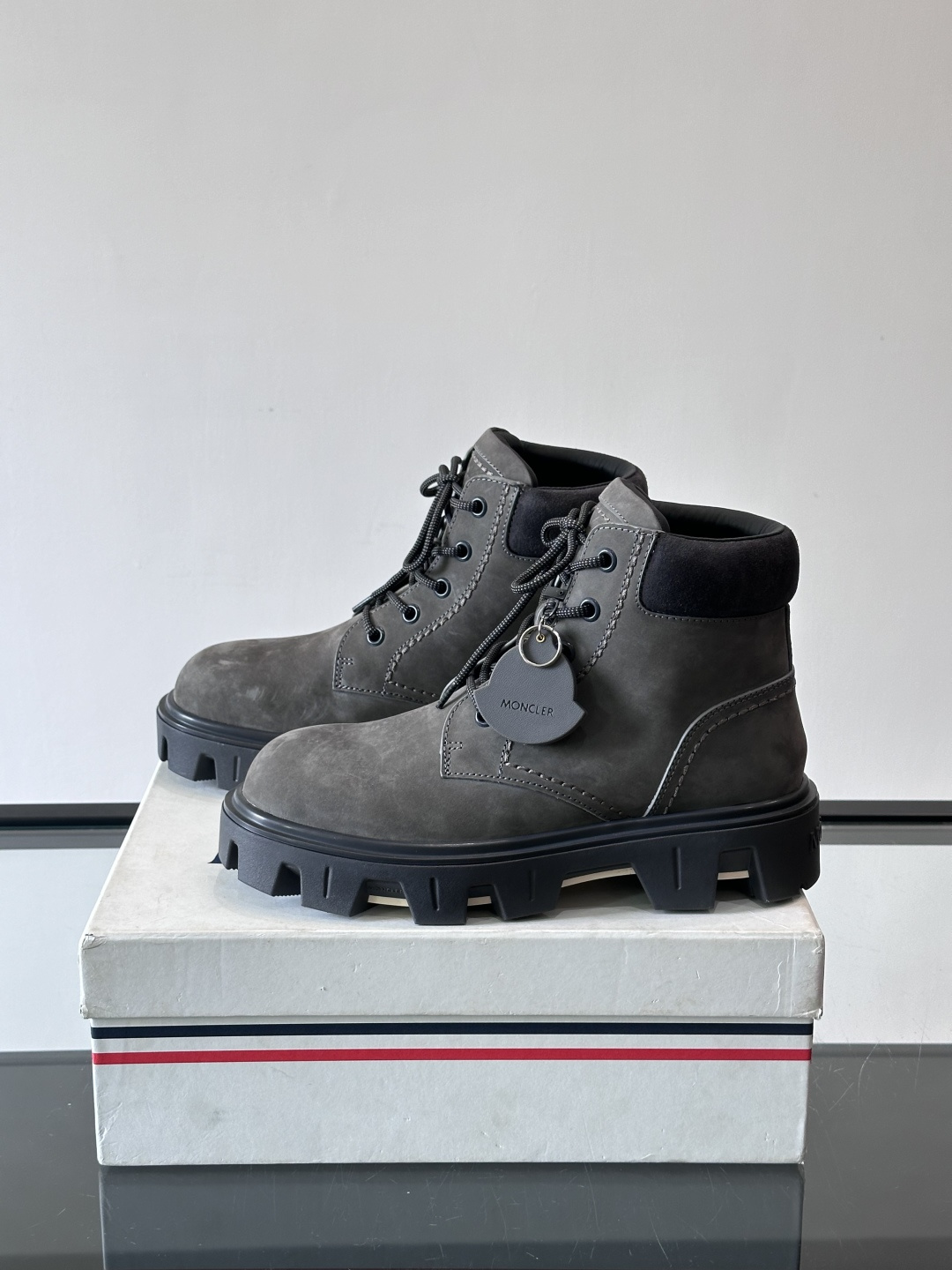 Moncler Peak City工装靴​​👢Moncler Peak City男士工装靴，采用牛皮，质