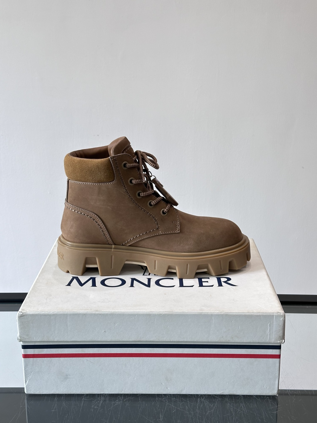 Moncler Peak City工装靴​​👢Moncler Peak City男士工装靴，采用牛皮，质