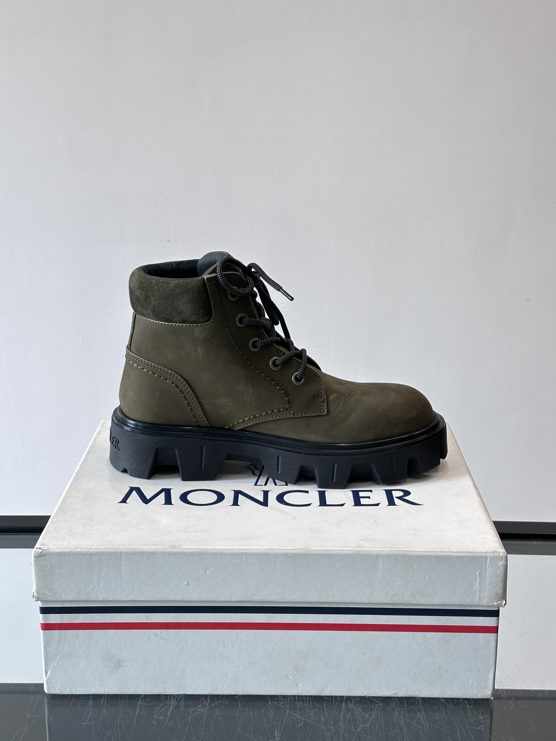 Moncler Peak City工装靴​​👢Moncler Peak City男士工装靴，采用牛皮，质