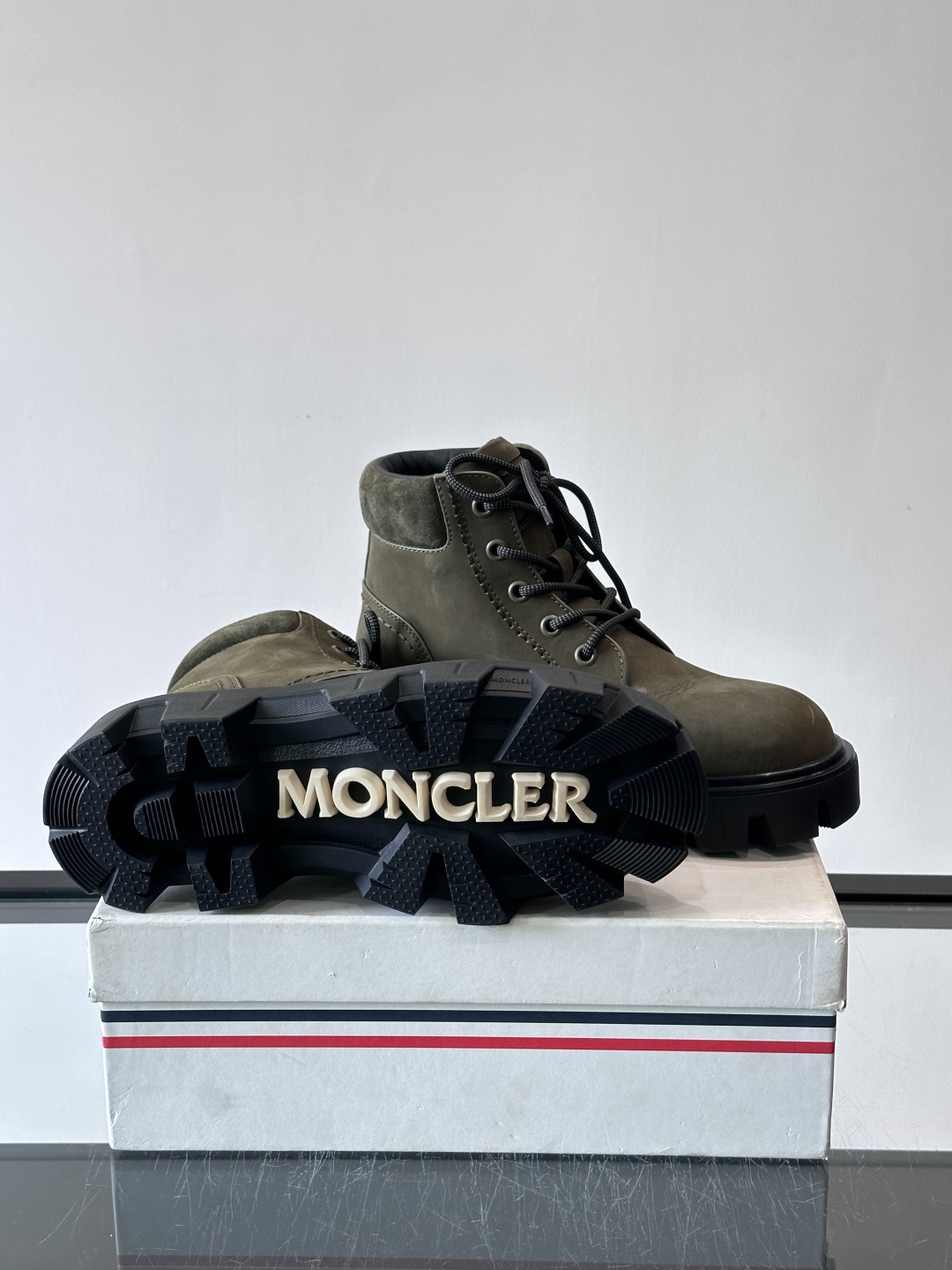 Moncler Peak City工装靴​​👢Moncler Peak City男士工装靴，采用牛皮，质
