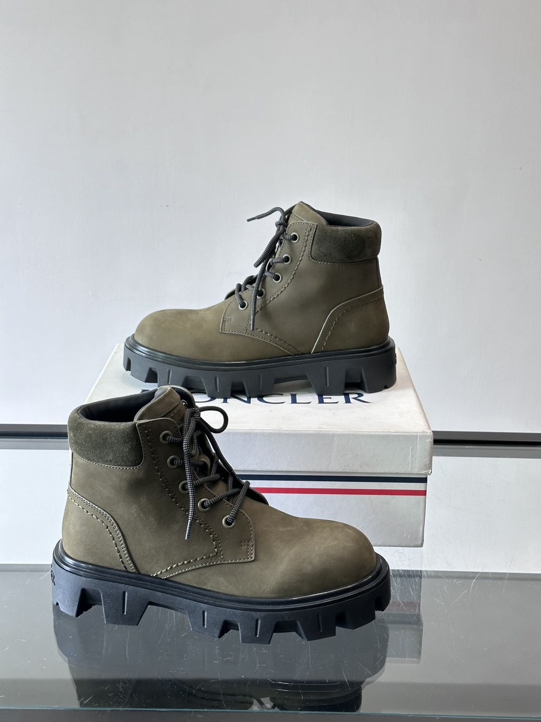 Moncler Peak City工装靴​​👢Moncler Peak City男士工装靴，采用牛皮，质