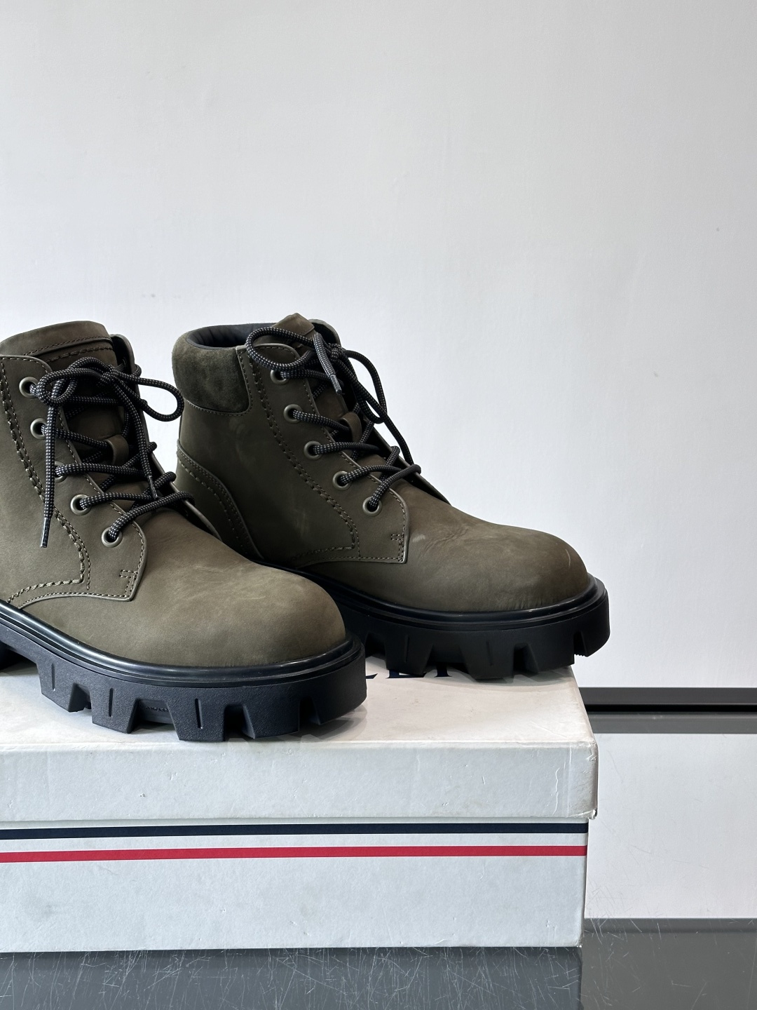 Moncler Peak City工装靴​​👢Moncler Peak City男士工装靴，采用牛皮，质