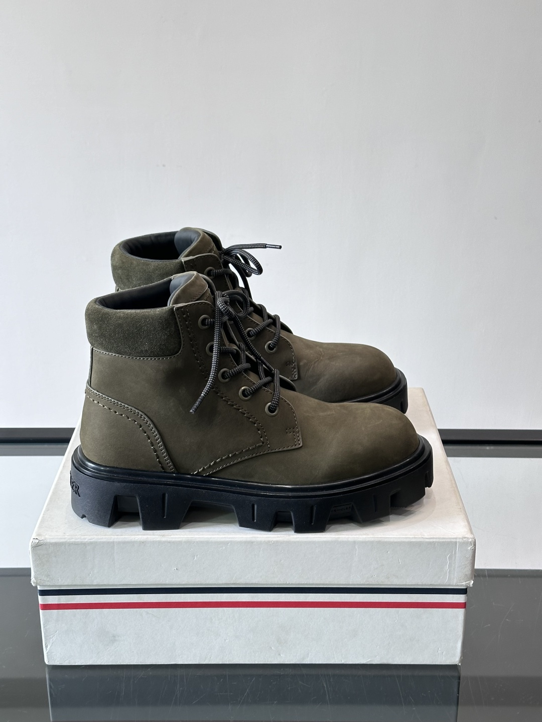 Moncler Peak City工装靴​​👢Moncler Peak City男士工装靴，采用牛皮，质