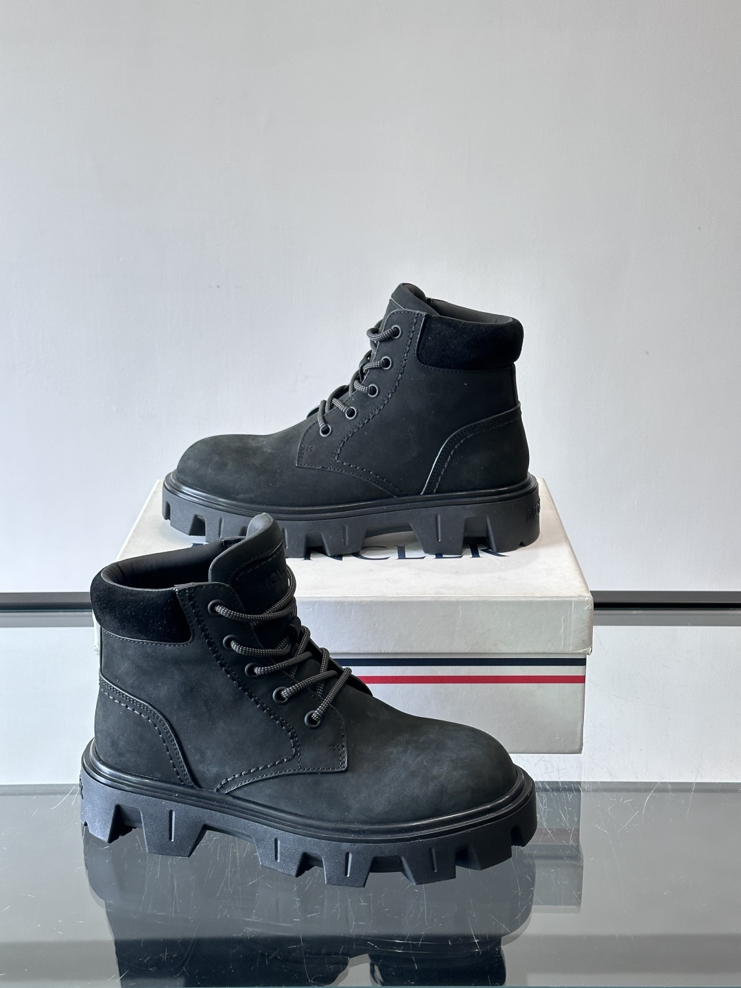 Moncler Peak City工装靴​​👢Moncler Peak City男士工装靴，采用牛皮，质