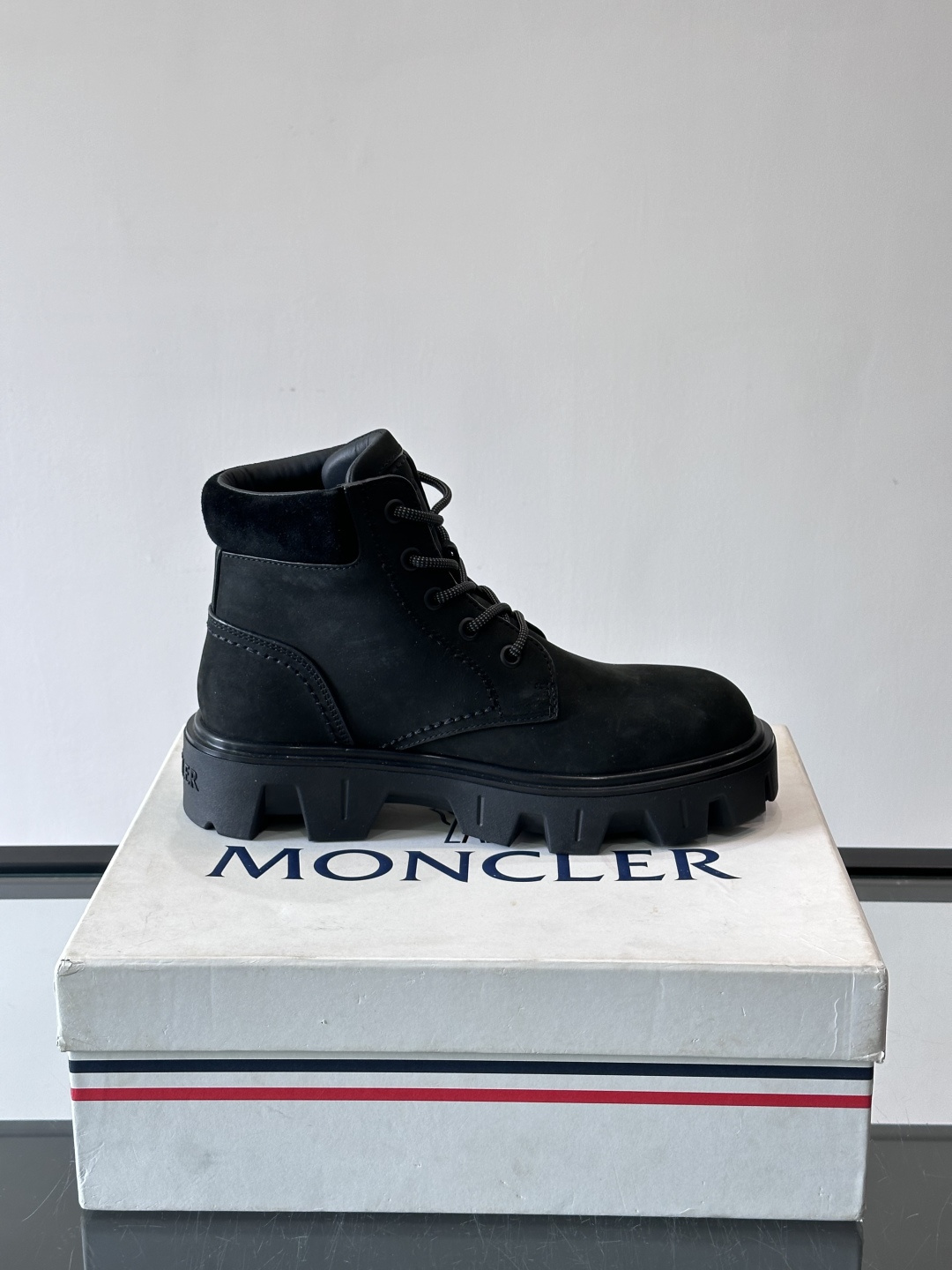 Moncler Peak City工装靴​​👢Moncler Peak City男士工装靴，采用牛皮，质