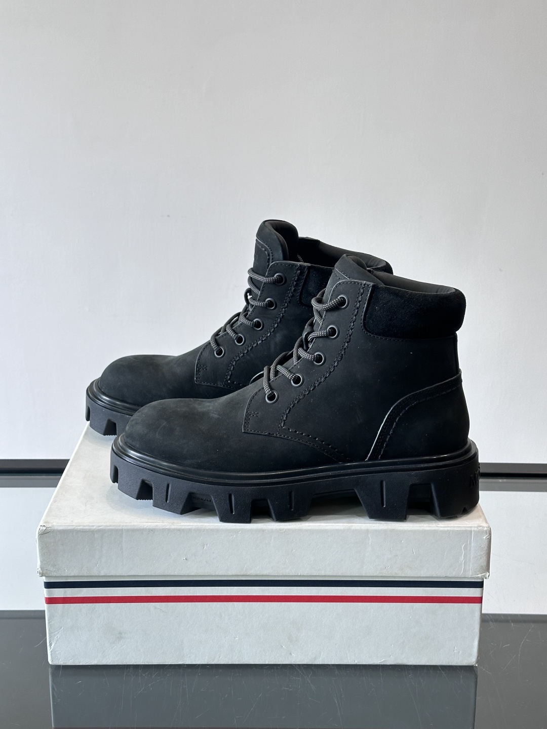 Moncler Peak City工装靴​​👢Moncler Peak City男士工装靴，采用牛皮，质