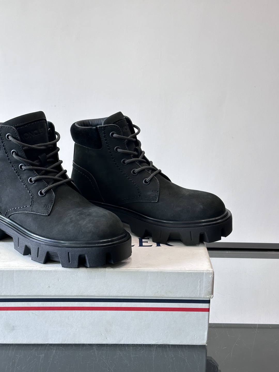 Moncler Peak City工装靴​​👢Moncler Peak City男士工装靴，采用牛皮，质