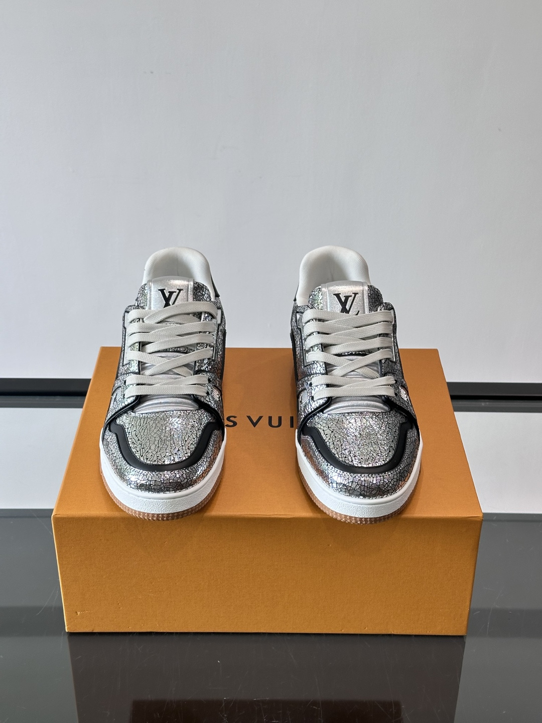 驴家 新配色 trainer运动鞋，本款 LV Trainer 运动鞋取材柔软粒面小牛皮，呈现纯净色调，