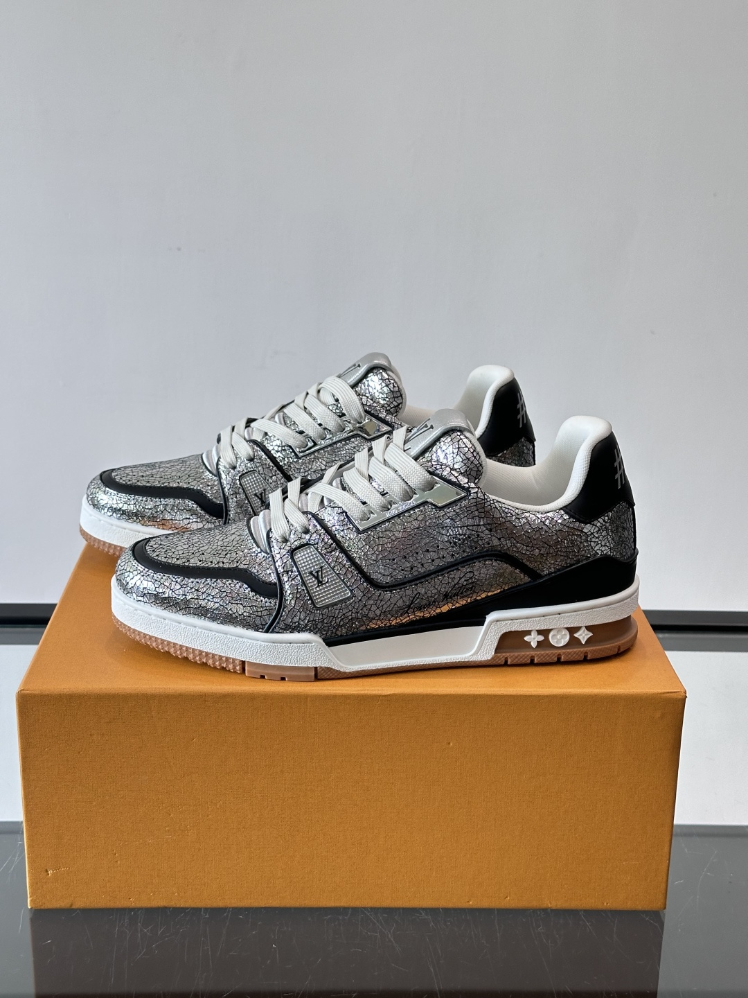 驴家 新配色 trainer运动鞋，本款 LV Trainer 运动鞋取材柔软粒面小牛皮，呈现纯净色调，