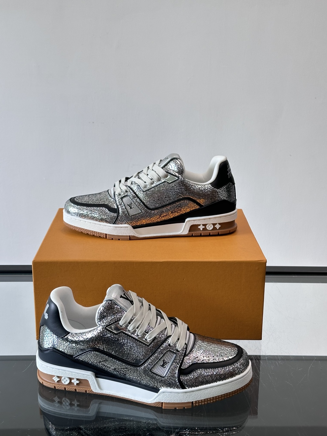 驴家 新配色 trainer运动鞋，本款 LV Trainer 运动鞋取材柔软粒面小牛皮，呈现纯净色调，