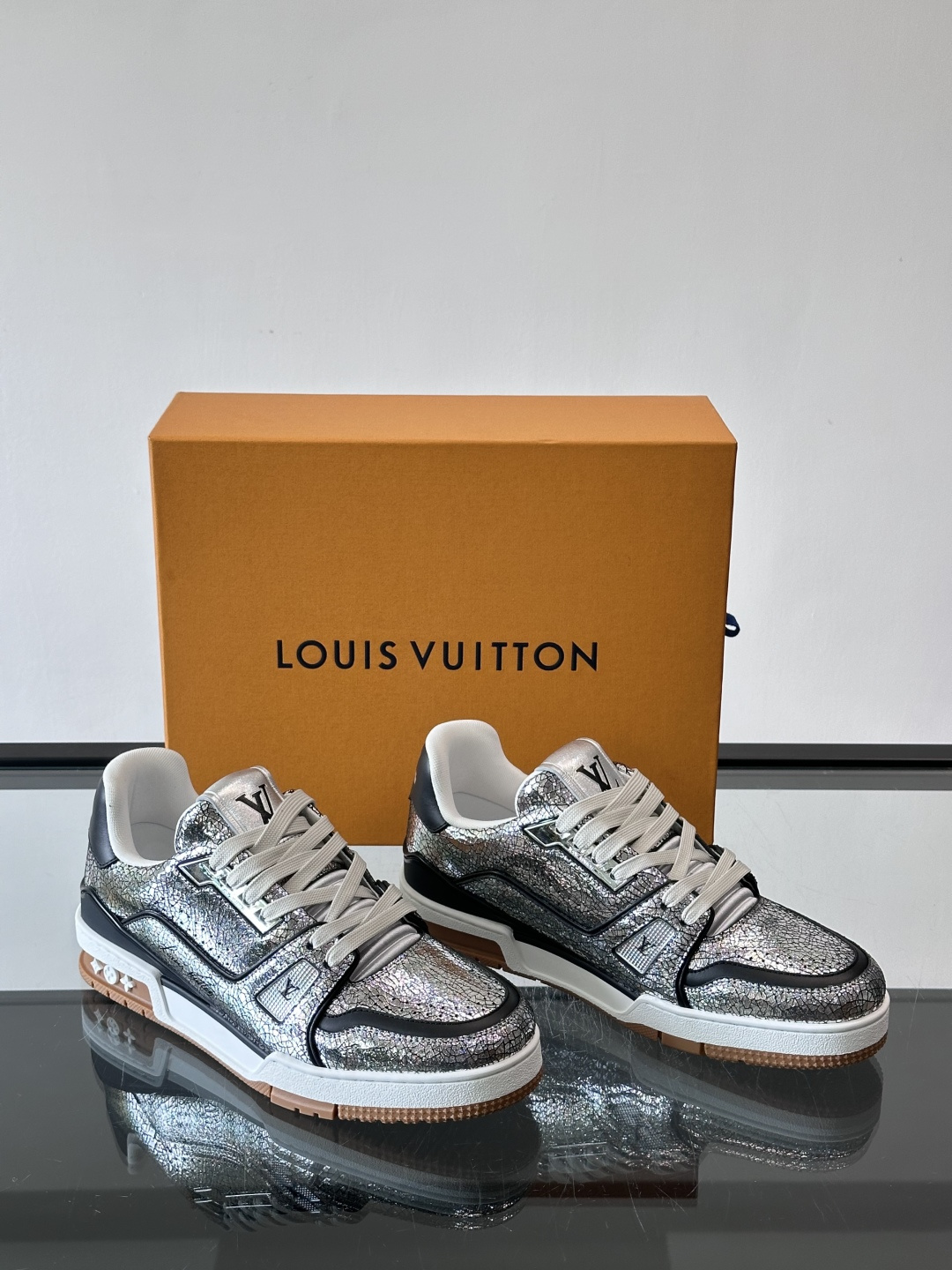 驴家 新配色 trainer运动鞋，本款 LV Trainer 运动鞋取材柔软粒面小牛皮，呈现纯净色调，