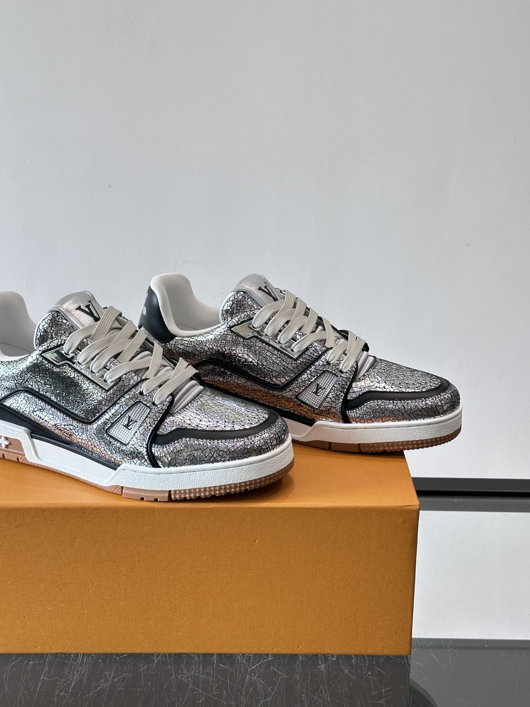 驴家 新配色 trainer运动鞋，本款 LV Trainer 运动鞋取材柔软粒面小牛皮，呈现纯净色调，