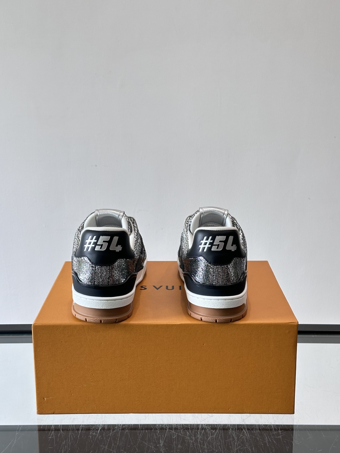 驴家 新配色 trainer运动鞋，本款 LV Trainer 运动鞋取材柔软粒面小牛皮，呈现纯净色调，