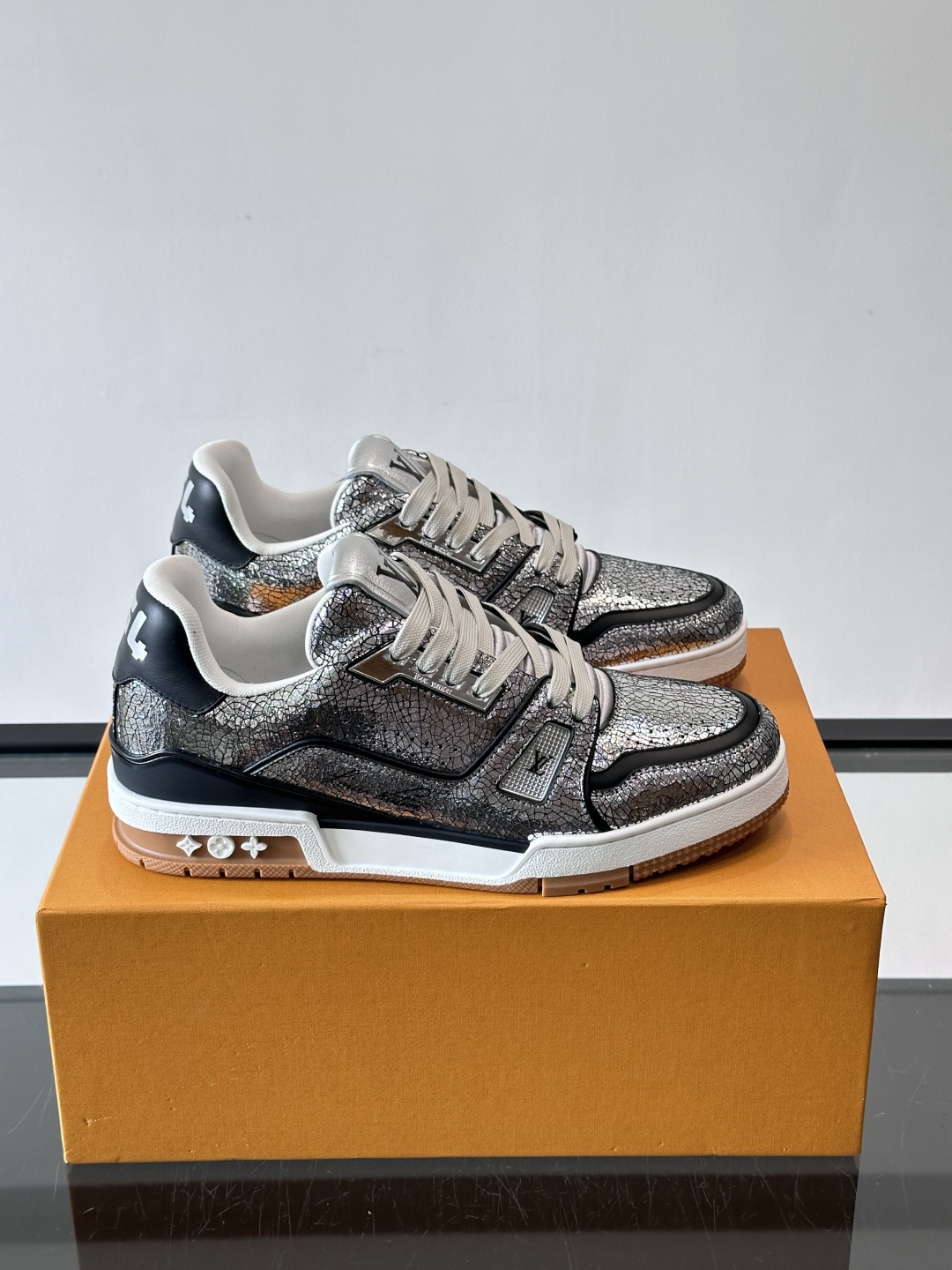 驴家 新配色 trainer运动鞋，本款 LV Trainer 运动鞋取材柔软粒面小牛皮，呈现纯净色调，