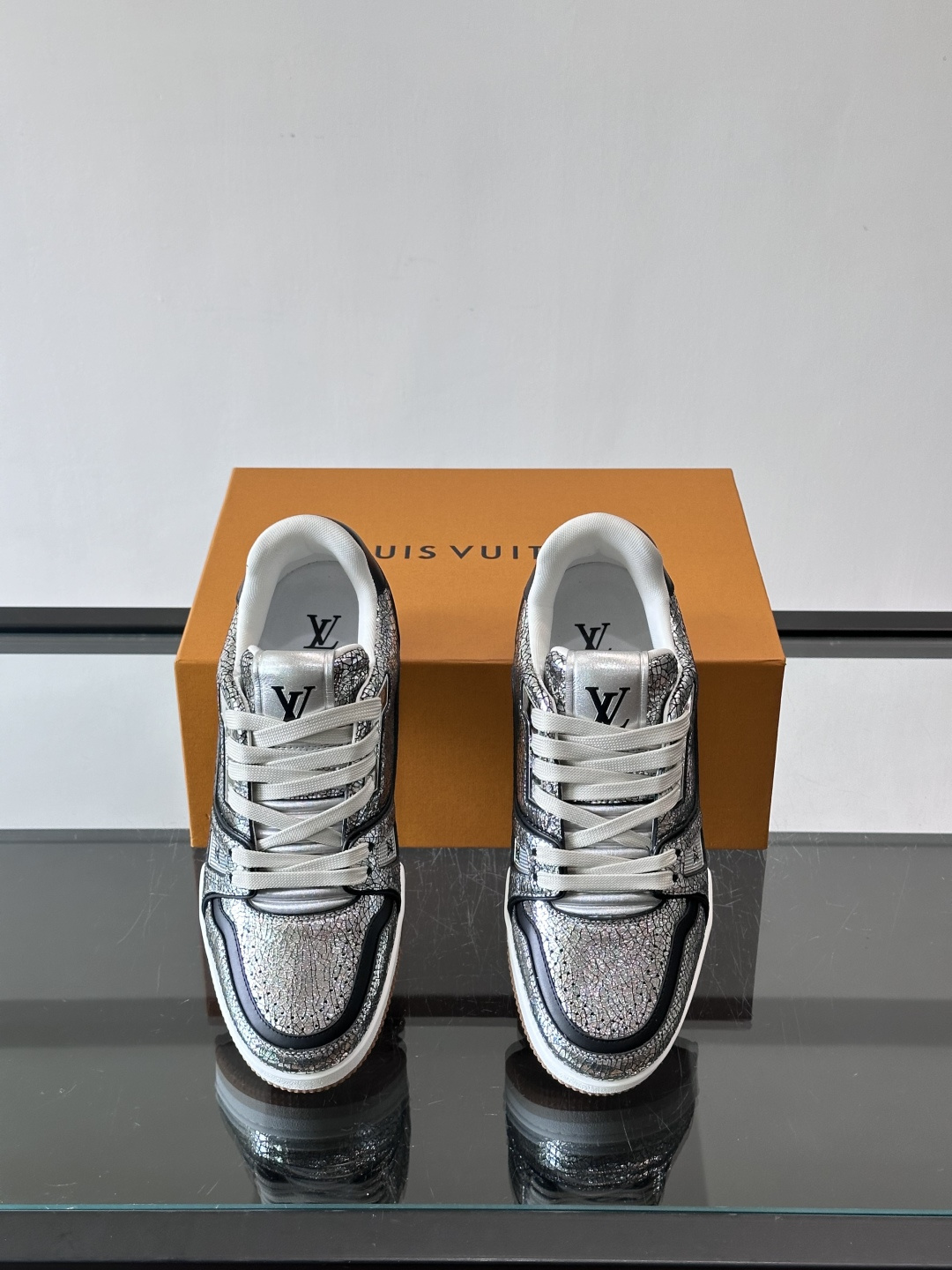 驴家 新配色 trainer运动鞋，本款 LV Trainer 运动鞋取材柔软粒面小牛皮，呈现纯净色调，