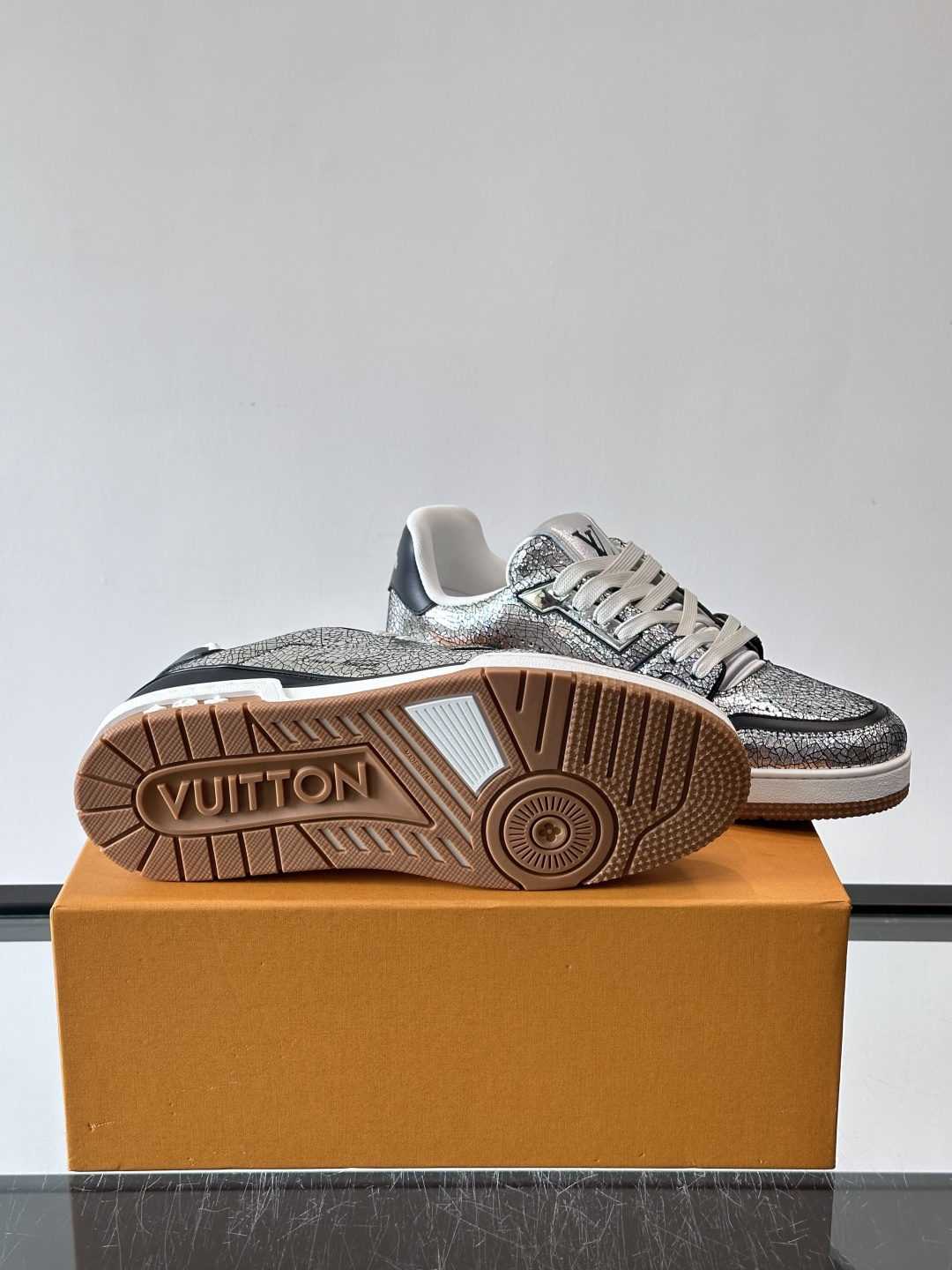 驴家 新配色 trainer运动鞋，本款 LV Trainer 运动鞋取材柔软粒面小牛皮，呈现纯净色调，