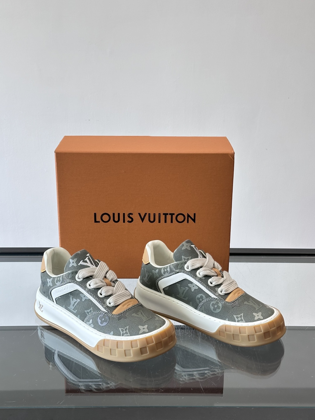 LV Tilted情侣款👫饼干鞋，配色超有辨识度，经典Monogram老花帆布+麂皮拼接，细节满分✨。厚