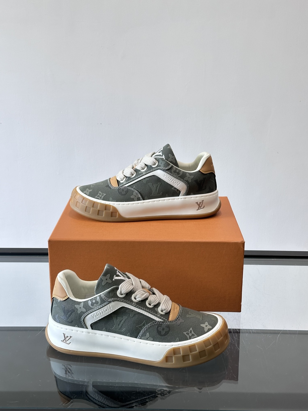 LV Tilted情侣款👫饼干鞋，配色超有辨识度，经典Monogram老花帆布+麂皮拼接，细节满分✨。厚