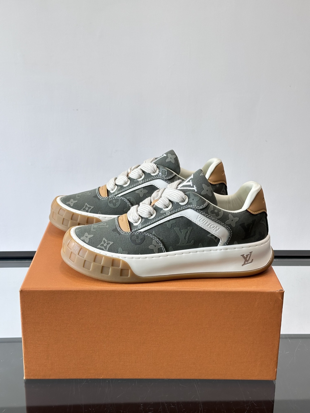 LV Tilted情侣款👫饼干鞋，配色超有辨识度，经典Monogram老花帆布+麂皮拼接，细节满分✨。厚