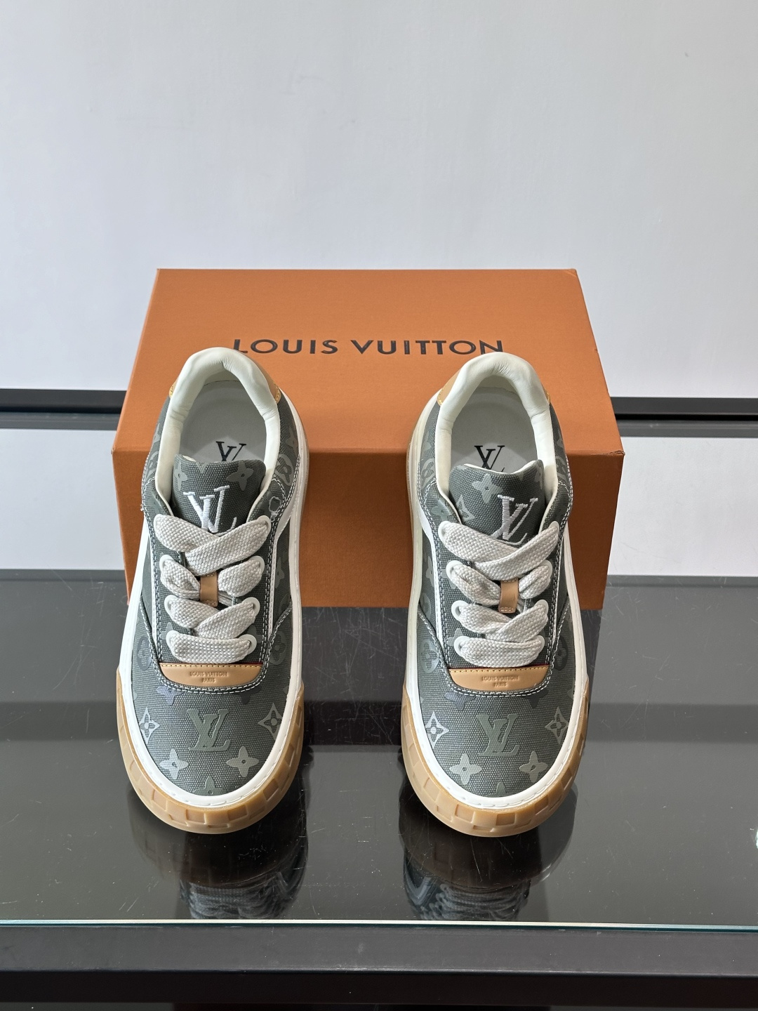 LV Tilted情侣款👫饼干鞋，配色超有辨识度，经典Monogram老花帆布+麂皮拼接，细节满分✨。厚