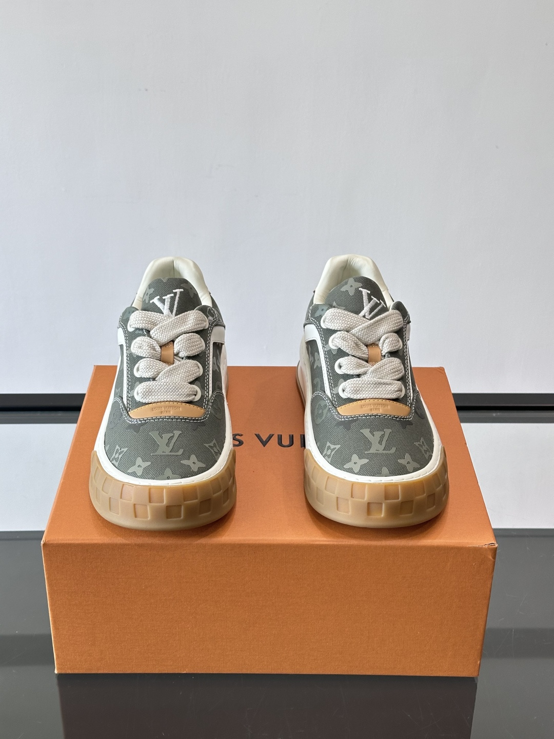 LV Tilted情侣款👫饼干鞋，配色超有辨识度，经典Monogram老花帆布+麂皮拼接，细节满分✨。厚