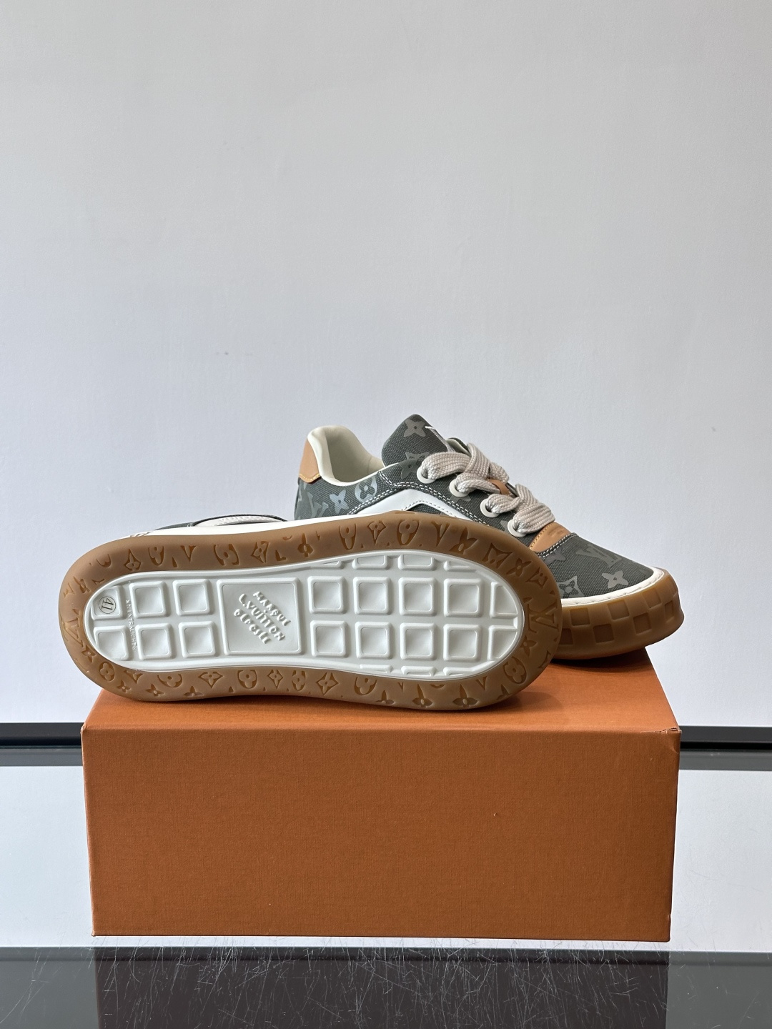 LV Tilted情侣款👫饼干鞋，配色超有辨识度，经典Monogram老花帆布+麂皮拼接，细节满分✨。厚