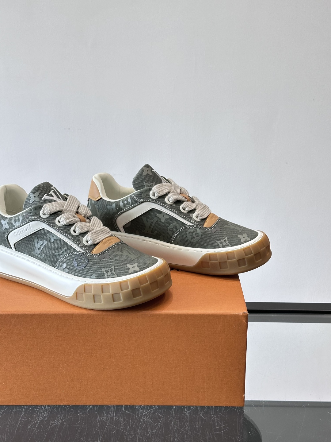 LV Tilted情侣款👫饼干鞋，配色超有辨识度，经典Monogram老花帆布+麂皮拼接，细节满分✨。厚
