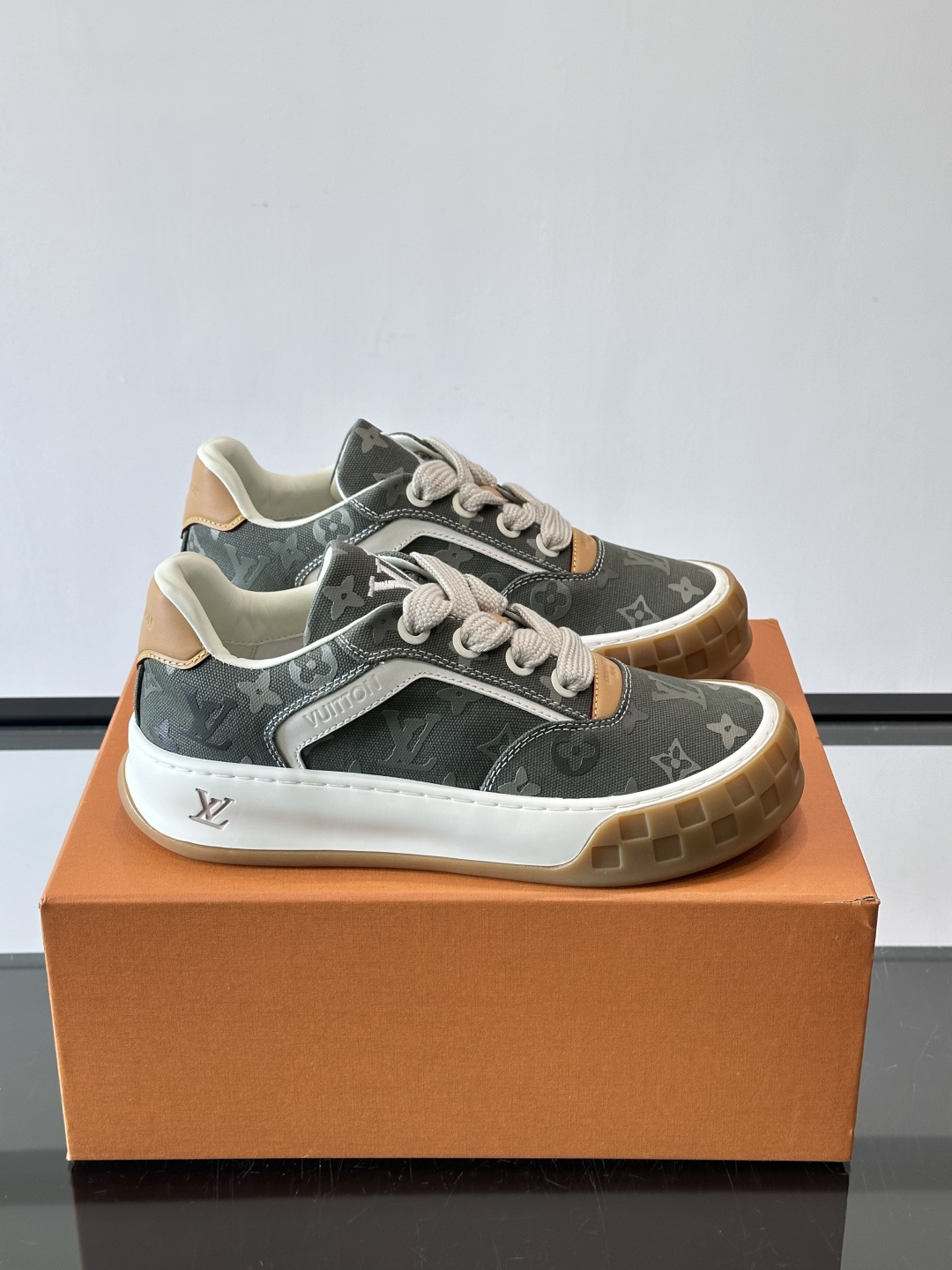 LV Tilted情侣款👫饼干鞋，配色超有辨识度，经典Monogram老花帆布+麂皮拼接，细节满分✨。厚