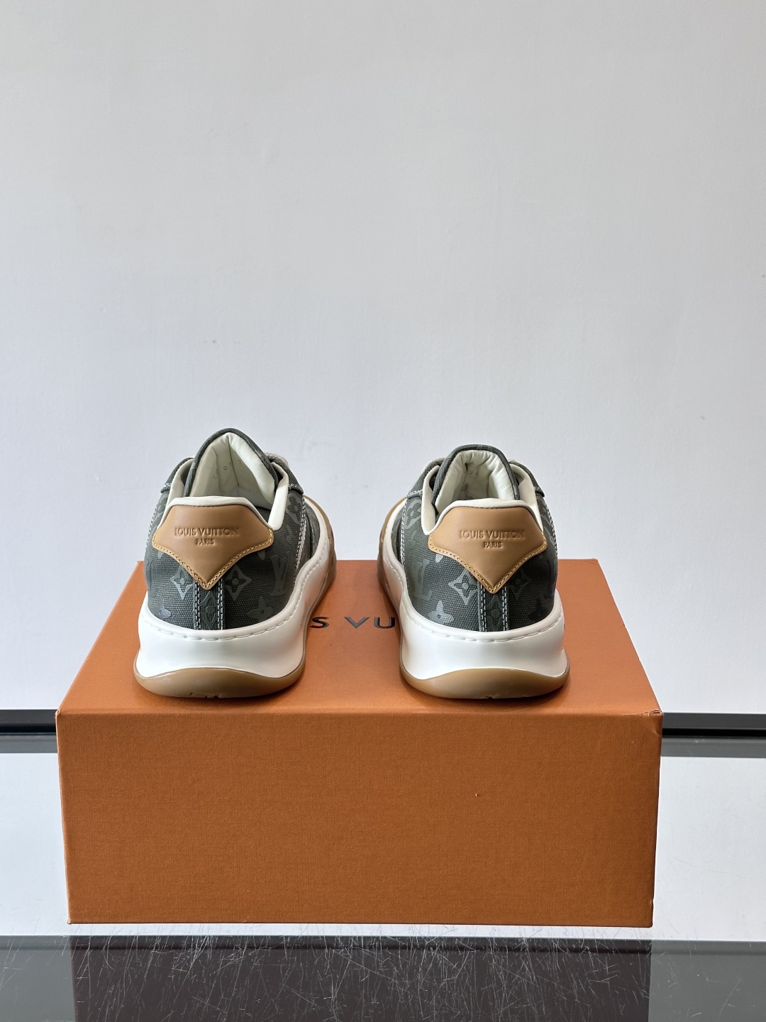 LV Tilted情侣款👫饼干鞋，配色超有辨识度，经典Monogram老花帆布+麂皮拼接，细节满分✨。厚
