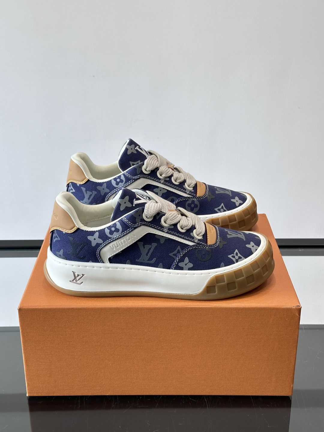 NO:729191,LV Tilted biscuit shoes for men LV Tilted biscuit shoes are a new product in Louis Vuitton's SS26 spring and summer series. They are made of suede cow leather, retro and fashionable. Round toe lace + thick sole design, increased by about 5cm, comfortable to wear, suitable for long walks. The LV logo on the side of the shoe is very recognizable, easy to control, and the first choice for genderless wear!  It can be easily matched with jeans or casual pants, and it is OK for daily outings or light sports. ,size39-44 38 45 order,,louis vuitton,louis vuitton,jeans,cowhide19860909LV Tilted饼干鞋男款 LV Tilted饼干鞋是路易威登SS26春夏系列新品,采用绒面牛皮革,复古又时髦.圆头系带+厚底设计,增高约5cm,穿着舒适,适合长时间行走.鞋侧LV标志超有辨识度,轻松驾驭,无性别穿搭首选！无论牛仔裤还是休闲裤都能轻松搭配,日常出街或轻运动都很OK. ,size39-44 38 45 订,,louis vuitton,louis vuitton,jeans,cowhide,Men's shoes