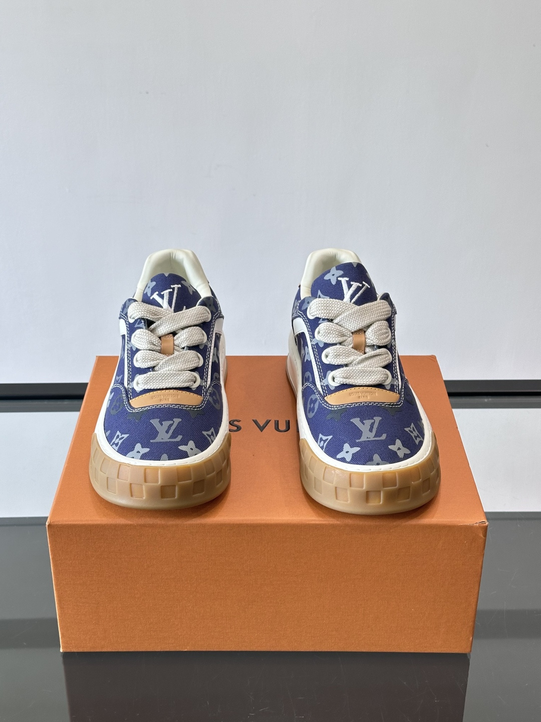 LV Tilted情侣款👫饼干鞋，配色超有辨识度，经典Monogram老花帆布+麂皮拼接，细节满分✨。厚