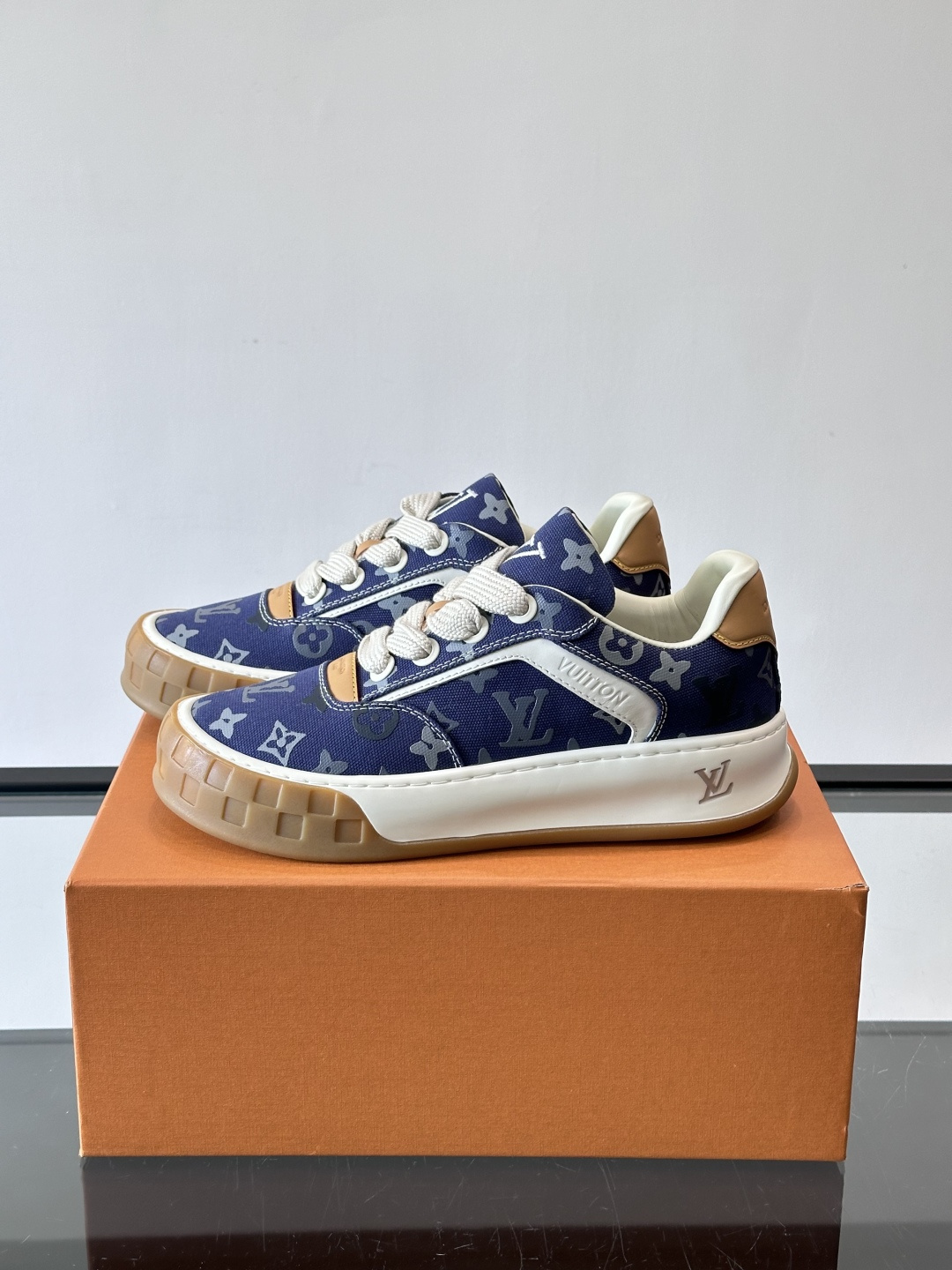 LV Tilted情侣款👫饼干鞋，配色超有辨识度，经典Monogram老花帆布+麂皮拼接，细节满分✨。厚