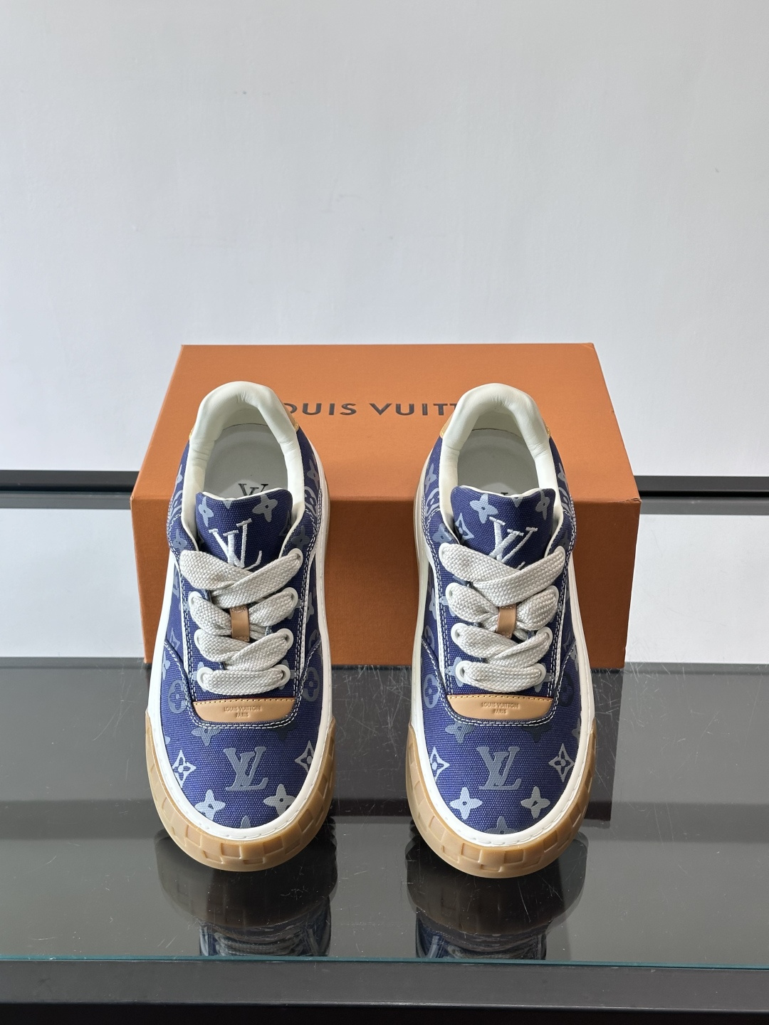 LV Tilted情侣款👫饼干鞋，配色超有辨识度，经典Monogram老花帆布+麂皮拼接，细节满分✨。厚