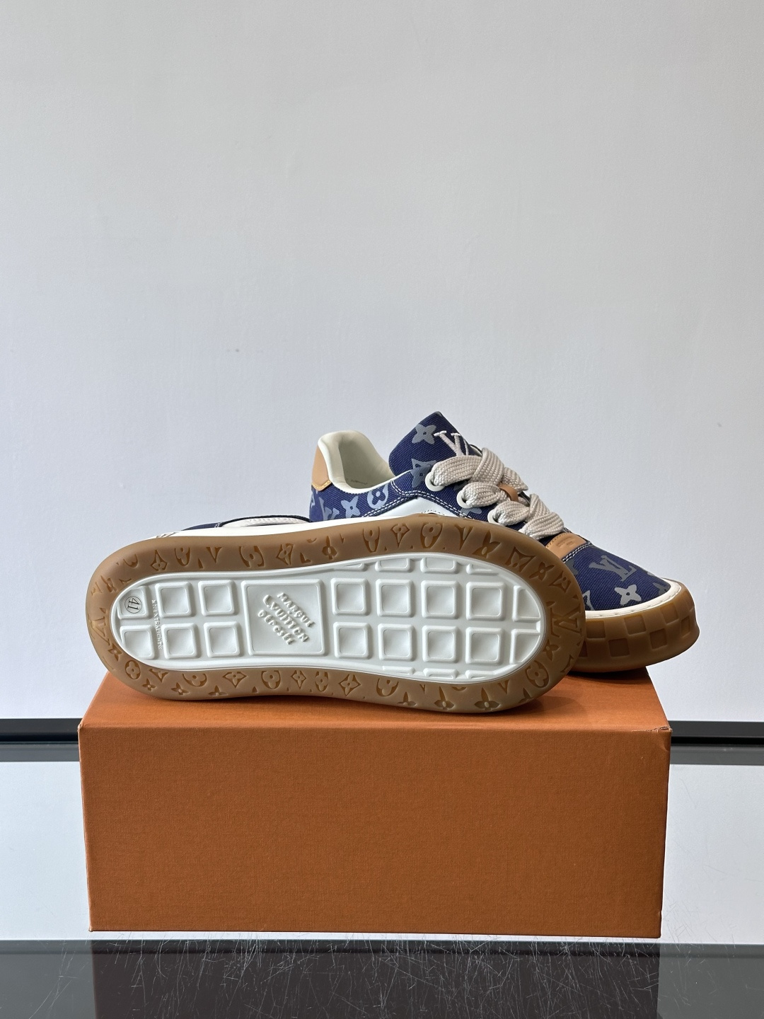 LV Tilted情侣款👫饼干鞋，配色超有辨识度，经典Monogram老花帆布+麂皮拼接，细节满分✨。厚