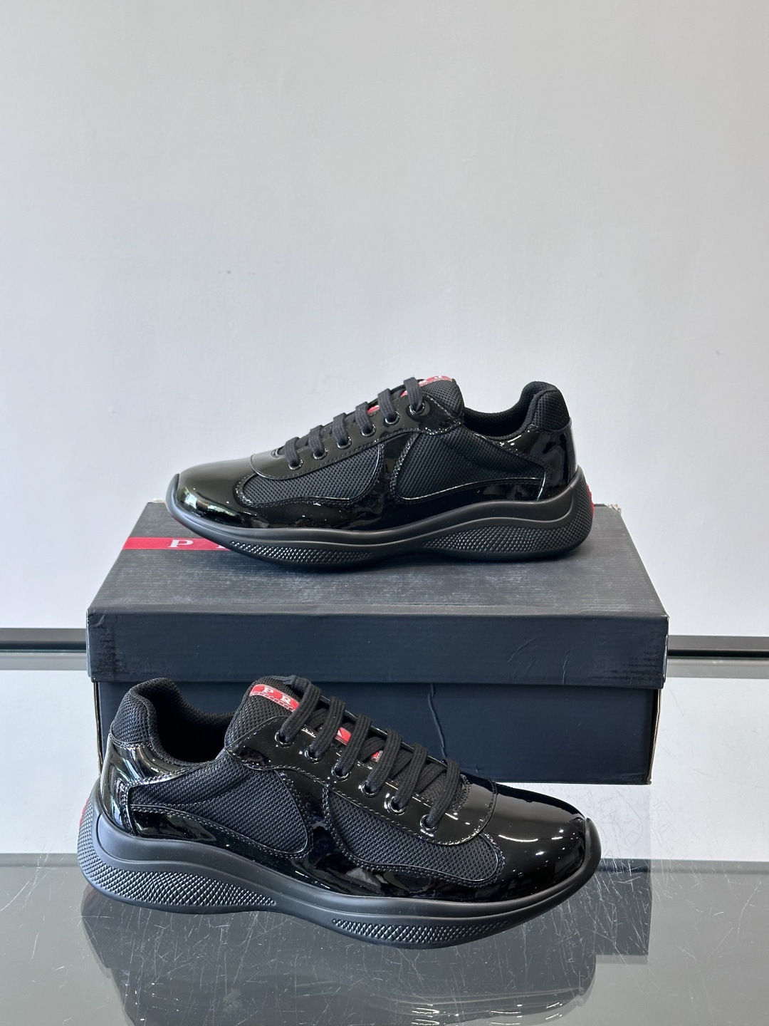 Prada 美洲杯运动鞋​​✨Prada美洲杯系列运动鞋，漆皮+网面拼接，光泽感与透气性兼具。低帮设计，