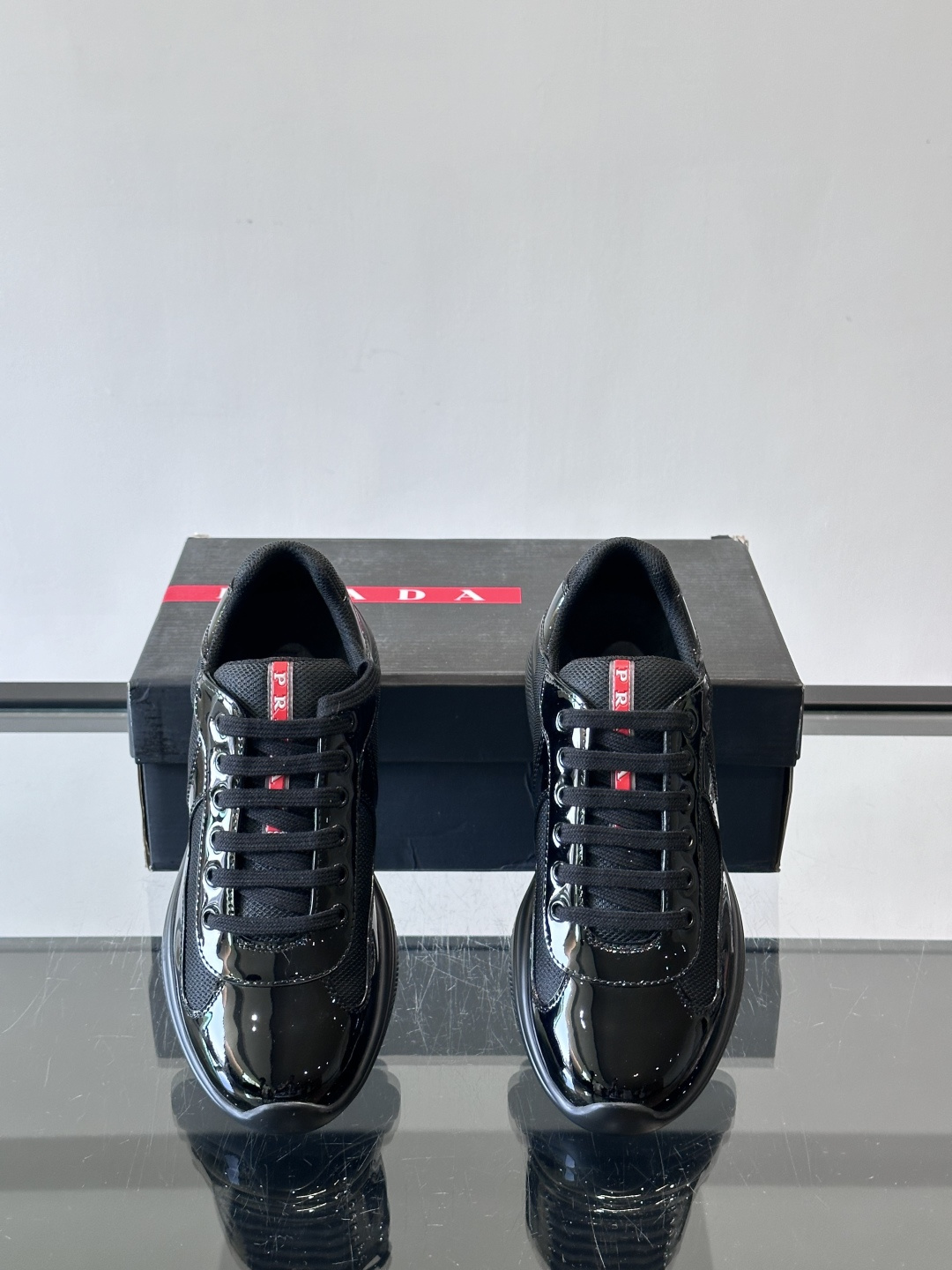 Prada 美洲杯运动鞋​​✨Prada美洲杯系列运动鞋，漆皮+网面拼接，光泽感与透气性兼具。低帮设计，