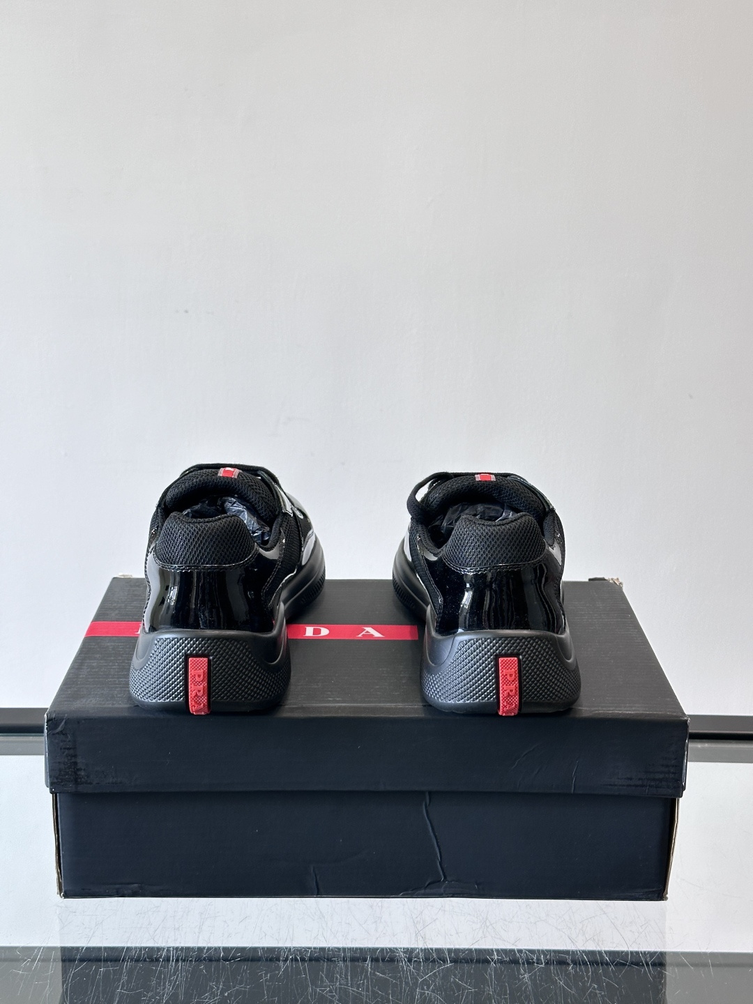 Prada 美洲杯运动鞋​​✨Prada美洲杯系列运动鞋，漆皮+网面拼接，光泽感与透气性兼具。低帮设计，