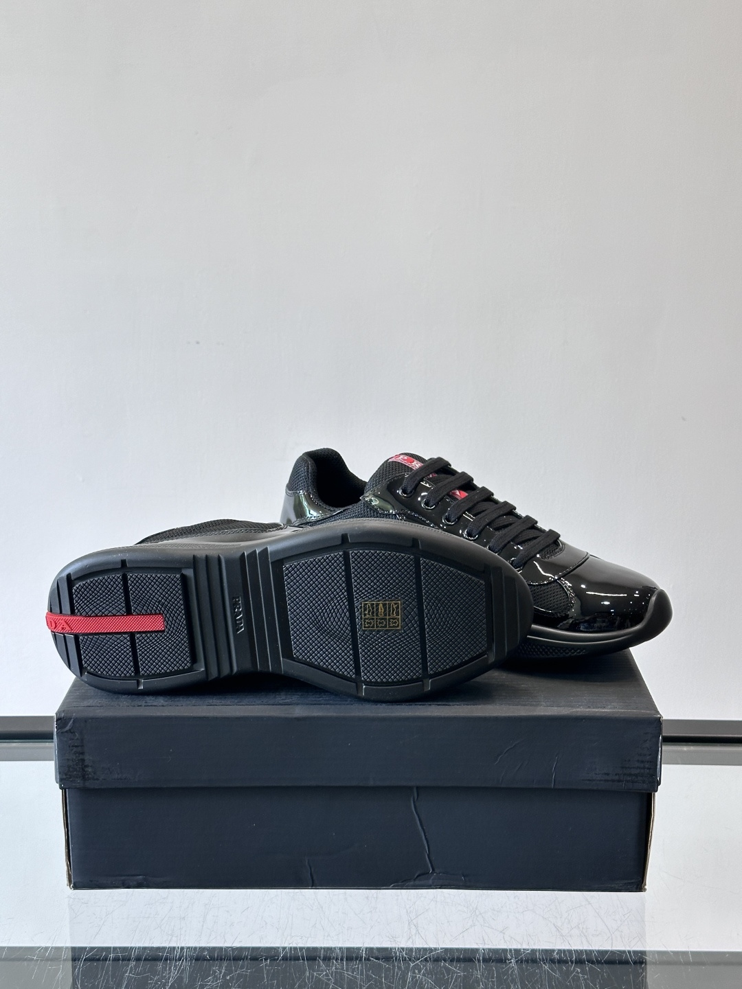 Prada 美洲杯运动鞋​​✨Prada美洲杯系列运动鞋，漆皮+网面拼接，光泽感与透气性兼具。低帮设计，