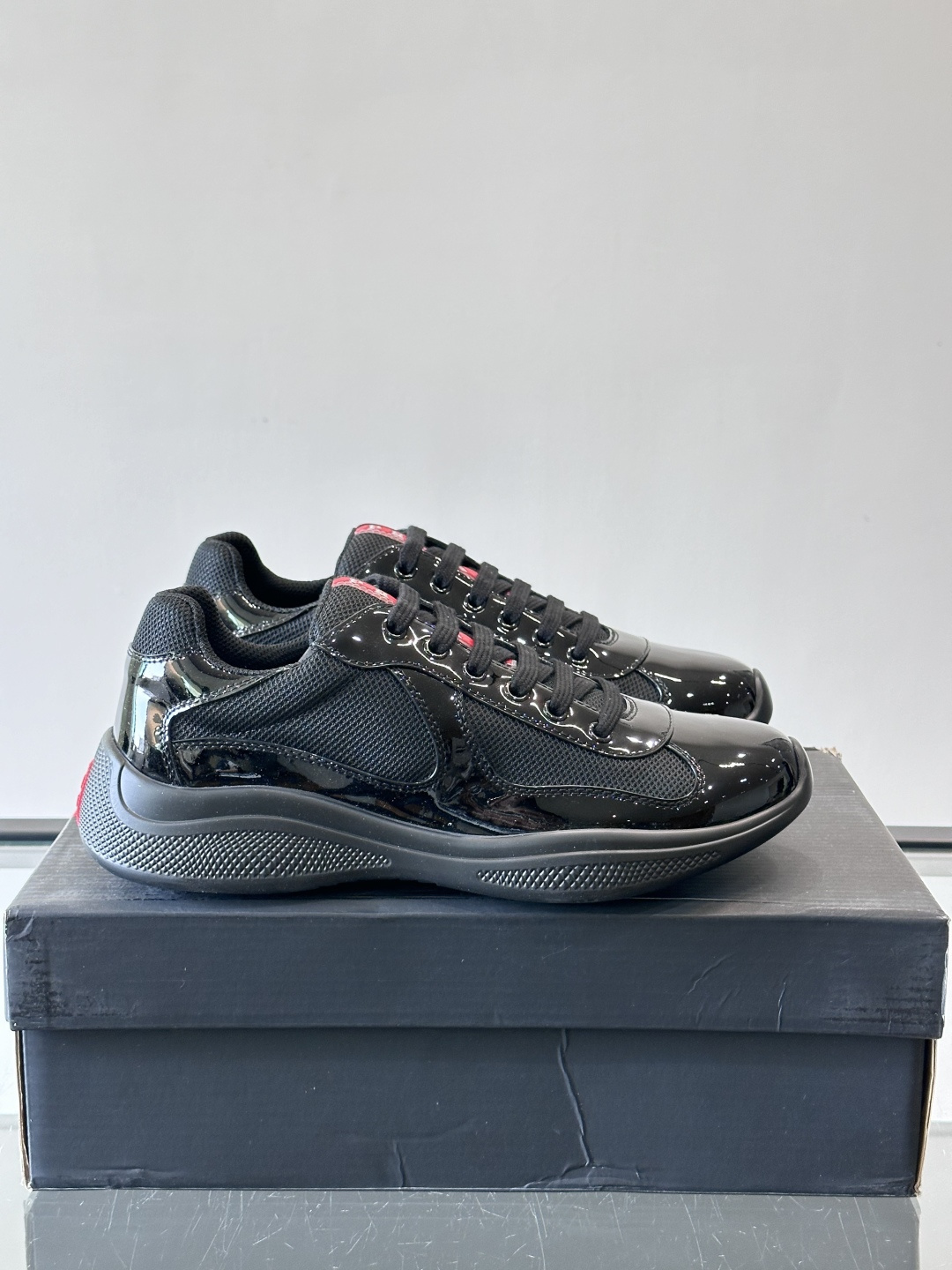 Prada 美洲杯运动鞋​​✨Prada美洲杯系列运动鞋，漆皮+网面拼接，光泽感与透气性兼具。低帮设计，