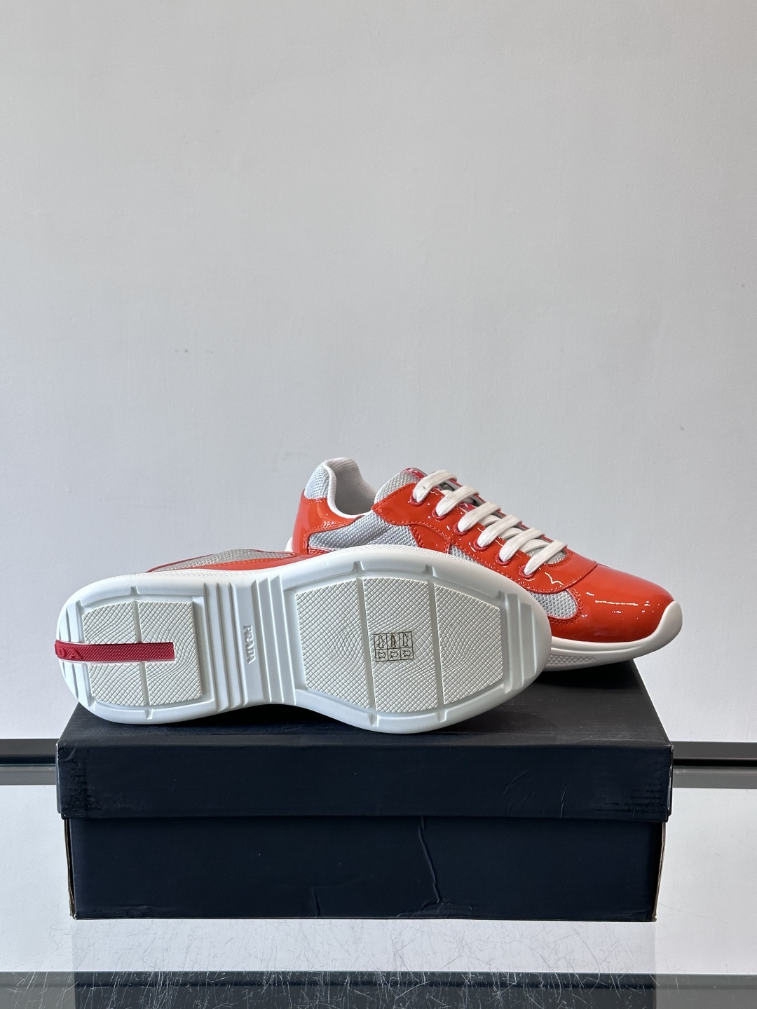 Prada 美洲杯运动鞋​​✨Prada美洲杯系列运动鞋，漆皮+网面拼接，光泽感与透气性兼具。低帮设计，