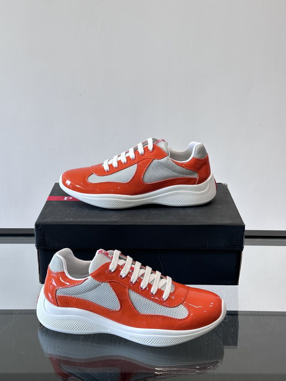 Prada 美洲杯运动鞋​​✨Prada美洲杯系列运动鞋，漆皮+网面拼接，光泽感与透气性兼具。低帮设计，