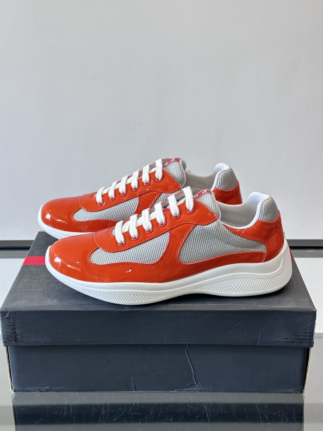 Prada 美洲杯运动鞋​​✨Prada美洲杯系列运动鞋，漆皮+网面拼接，光泽感与透气性兼具。低帮设计，